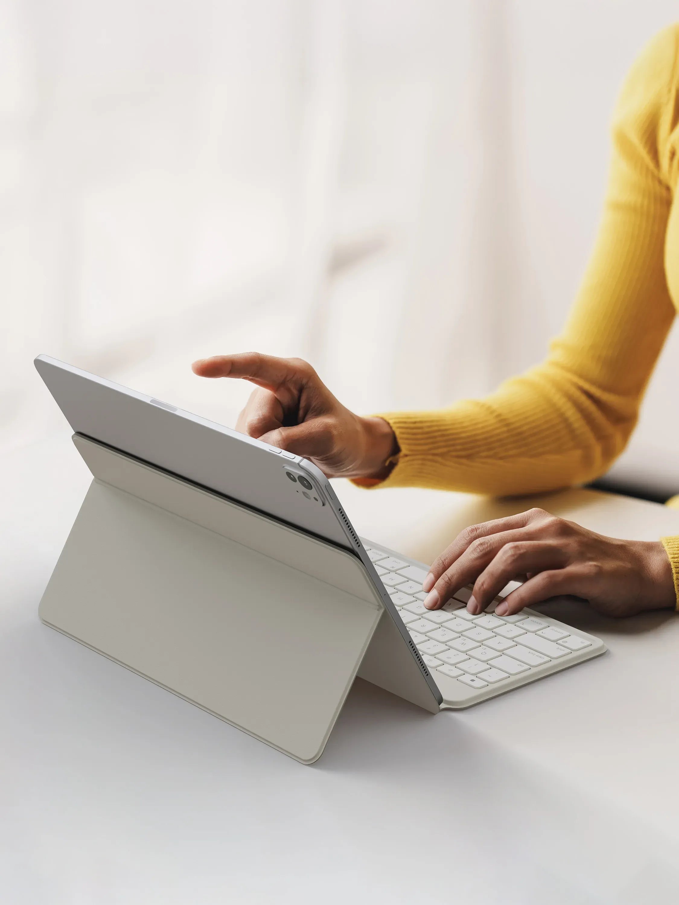 Satechi OntheGo™ Bluetooth Keyboard with Stand