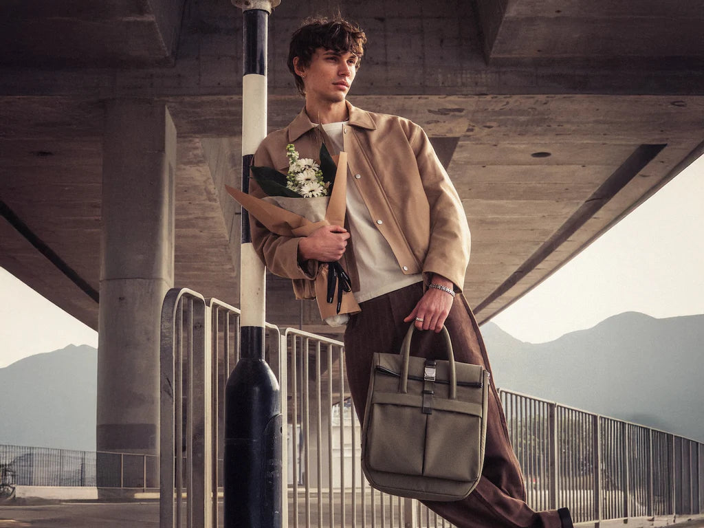 Grams(28) 704 Urban Folio Bag