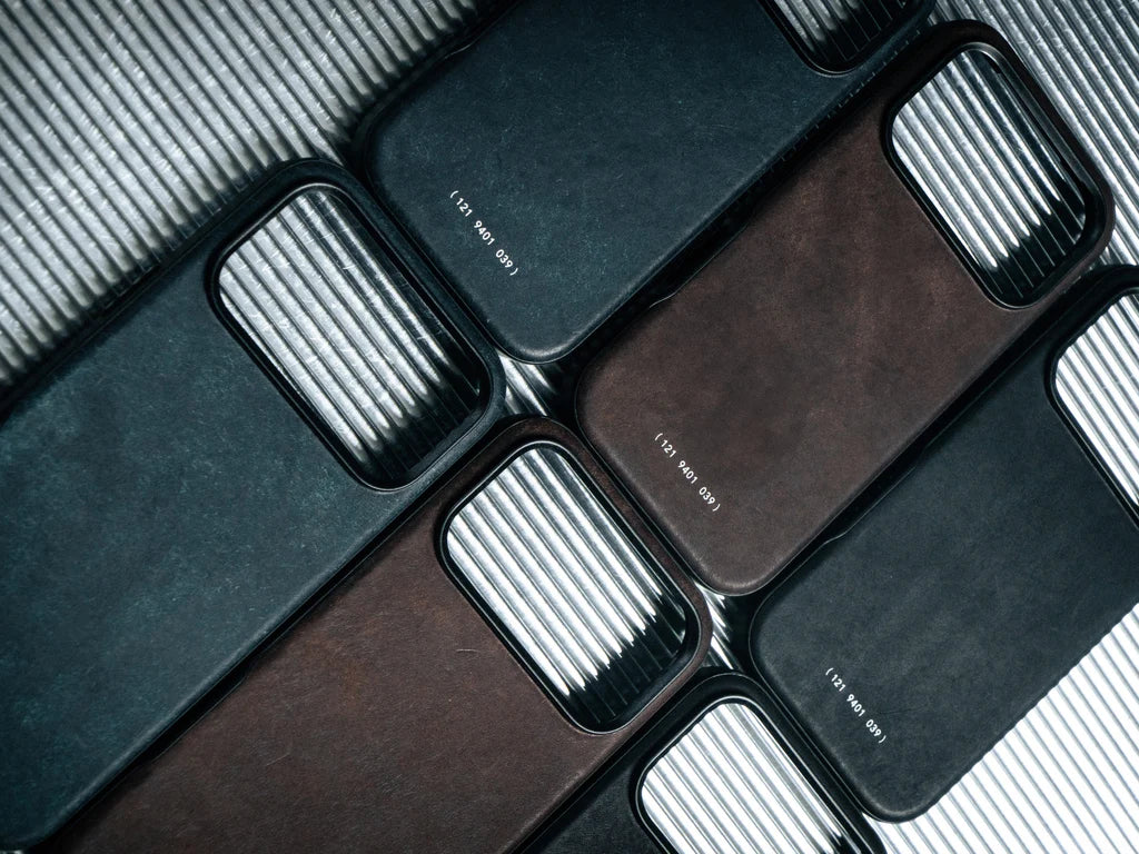 Grams(28) 121 MagSafe Leather Snowflake Case for iPhone 17 Pro Max